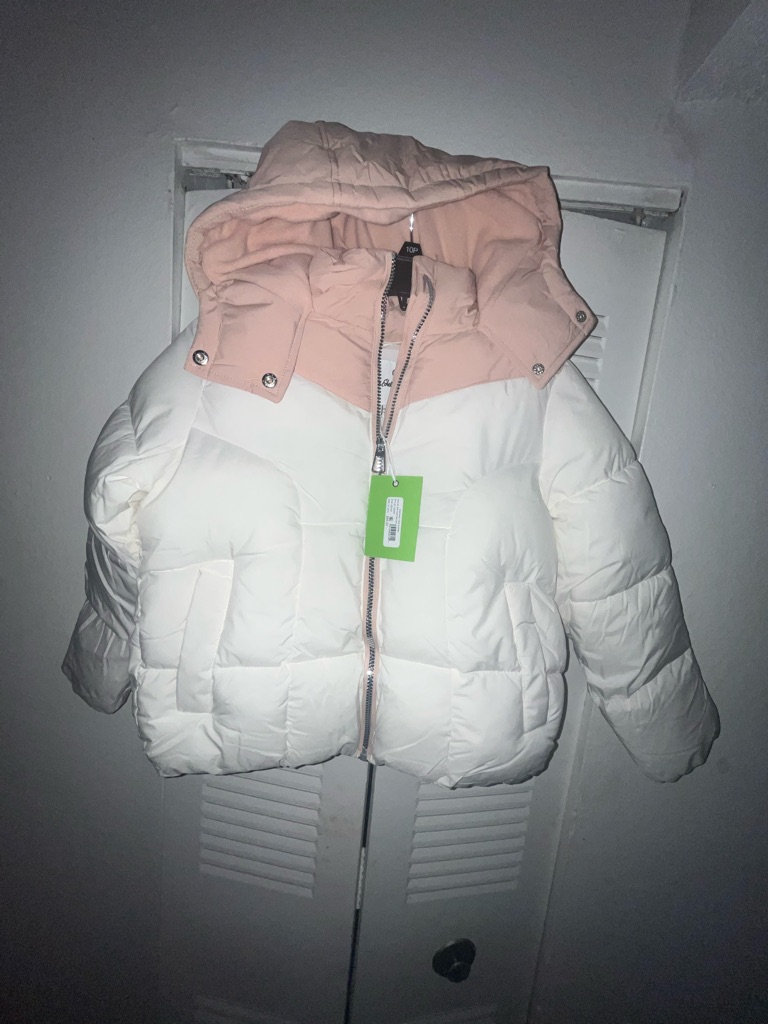 Cropped White Puffer Jacket With Soft Pink Hood